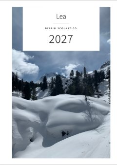Copertina con la foto di neve alta sotto i larici e un cielo chiaro: Lea, Diario scolastico, 2027